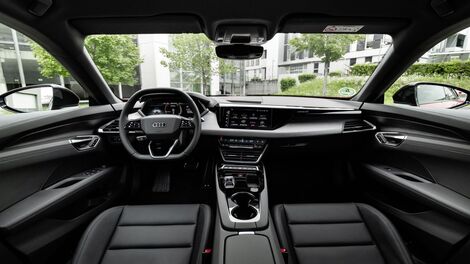 Sporty comfort inside the e-tron GT quattro