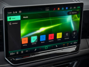 Volkswagen Tiguan Plug-in Hybrid 12.9” infotainment display