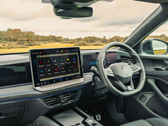 Volkswagen Passat Plug-in Hybrid 12.9” infotainment display