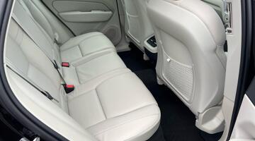 2025 Volvo 2.0 B5 MHEV Plus Auto Euro 6 5-door (Black) - Image: 9