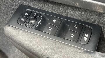 2022 Volvo Recharge 69kWh Plus Auto 5-door (Green) - Image: 25