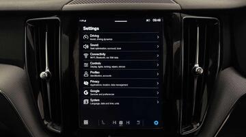 2025 Volvo 2.0h T6 18.8kWh Plus Black Edition Auto Euro 6 5-door (Black) - Image: 35