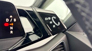 2022 Volkswagen Pro Performance 58kWh Family Auto 5-door (White) - Image: 24