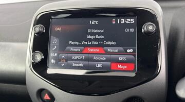 2020 Toyota 1.0 VVT-i x-trend Funroof x-shift Euro 6 5-door (White) - Image: 16