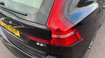 2025 Volvo 2.0 B5 MHEV Plus Auto Euro 6 5-door (Black) - Image: 16