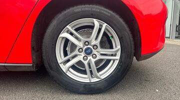 2020 Ford EcoBlue Zetec Euro 6 5-door (Red) - Image: 11