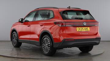 2025 Volkswagen ETSI MHEV Life DSG Euro 6 5-door (Red) - Image: 3