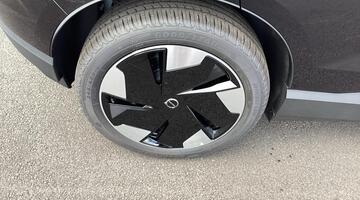 2025 Volvo Twin Performance 69kWh Plus Auto 5-door (Black) - Image: 24