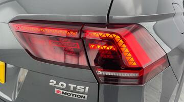 2017 Volkswagen 2.0 TSI R-Line DSG 4Motion Euro 6 5-door (Grey) - Image: 35