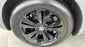 2025 Volkswagen Pro 77kWh Black Edition Auto 5-door (Black) - Image: 17