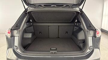 2025 Volkswagen 2.0 TDI R-Line DSG Euro 6 5-door (Grey) - Image: 32