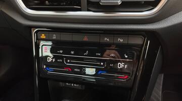 2025 Volkswagen TSI R-Line DSG 2WD Euro 6 2-door (Black) - Image: 43