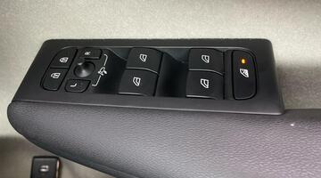 2020 Volvo 2.0 T4 Momentum Pro Auto Euro 6 5-door (Black) - Image: 24