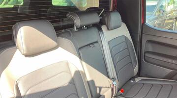 2025 Volkswagen 2.0 TDI Style Auto 4Motion Euro 6 4-door (Red) - Image: 28