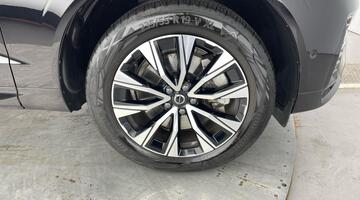 2024 Volvo 2.0 B5 MHEV Plus Auto Euro 6 5-door (Black) - Image: 5