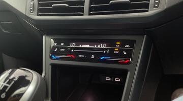 2025 Volkswagen 1.0 TSI Black Edition Euro 6 5-door (Black) - Image: 25