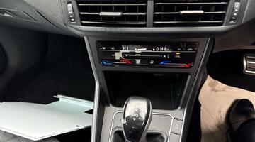 2023 Volkswagen 1.0 TSI R-Line DSG Euro 6 5-door (Black) - Image: 31