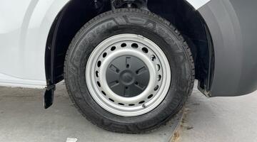 2025 Volkswagen T32 65kWh Commerce Plus Auto RWD SWB 5-door (White) - Image: 5