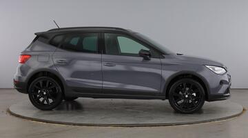 2025 SEAT 1.0 TSI FR Black Edition DSG Euro 6 5-door (Multicolour) - Image: 3