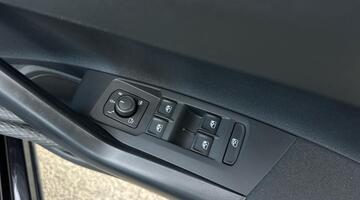 2025 Volkswagen 1.0 EVO Life Euro 6 5-door (Black) - Image: 14