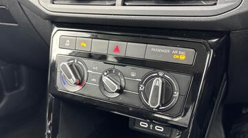 2023 Volkswagen 1.0 TSI Black Edition Euro 6 5-door (White) - Image: 7