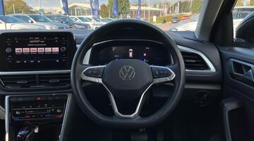 2025 Volkswagen TSI Match DSG Euro 6 5-door (Black) - Image: 11