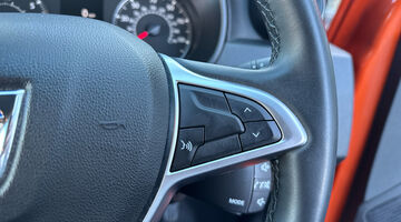 2022 Dacia TCe Prestige Euro 6 5-door (Orange) - Image: 11