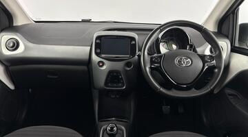 2020 Toyota 1.0 VVT-i x-trend Funroof x-shift Euro 6 5-door (White) - Image: 8