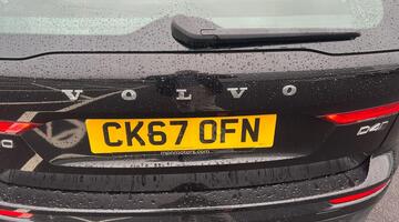 2017 Volvo 2.0 D4 Momentum Auto Euro 6 5-door (Black) - Image: 24