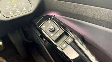 2024 Volkswagen Pro 77kWh Match Auto 5-door (Red) - Image: 12