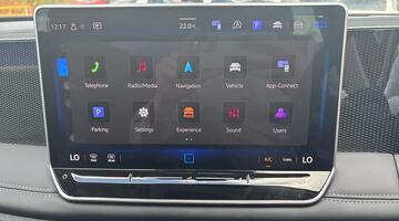 2025 Volkswagen ETSI MHEV Life DSG Euro 6 5-door (Red) - Image: 13