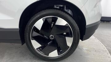 2025 Volvo Single Motor Extended Range 69kWh Plus Auto 5-door (White) - Image: 28