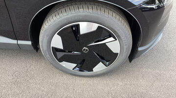 2025 Volvo Twin Performance 69kWh Plus Auto 5-door (Black) - Image: 24