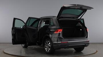 2022 Volkswagen TSI Active Euro 6 5-door (Black) - Image: 11