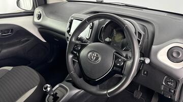 2020 Toyota 1.0 VVT-i x-trend Funroof x-shift Euro 6 5-door (White) - Image: 6