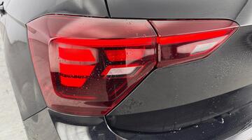 2023 Volkswagen 1.0 TSI Life Euro 6 5-door (Black) - Image: 32