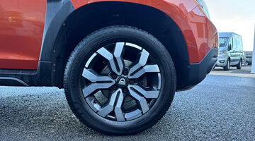 2022 Dacia TCe Prestige Euro 6 5-door (Orange) - Image: 5