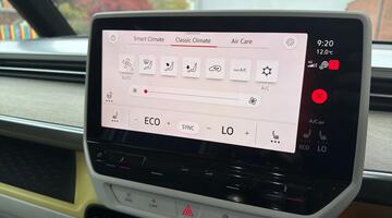 2024 Volkswagen Pro 77kWh Life Auto 5-door (Multicolour) - Image: 31