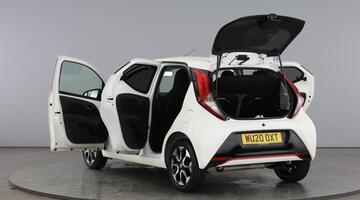 2020 Toyota 1.0 VVT-i x-trend Funroof x-shift Euro 6 5-door (White) - Image: 11