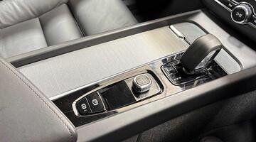 2025 Volvo 2.0 B5 MHEV Plus Auto Euro 6 5-door (White) - Image: 31