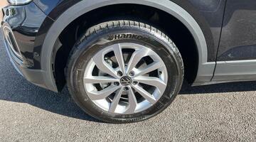 2025 Volkswagen TSI Match DSG Euro 6 5-door (Black) - Image: 30