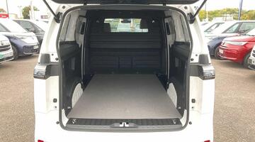 2025 Volkswagen Pro 79kWh Commerce Plus Auto 5-door (White) - Image: 19