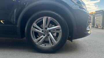 2025 Volkswagen TSI R-Line DSG 2WD Euro 6 2-door (Black) - Image: 5