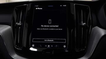 2025 Volvo 2.0 B5 MHEV Plus Auto Euro 6 5-door (White) - Image: 37