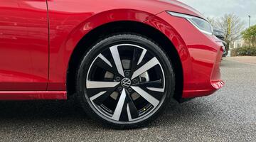 2025 Volkswagen ETSI MHEV Match DSG Euro 6 5-door (Red) - Image: 5