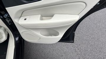 2017 Volvo 2.0 D4 Momentum Auto Euro 6 5-door (Black) - Image: 30