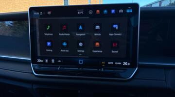 2025 Volkswagen 2.0 TDI Life DSG Euro 6 5-door (Black) - Image: 29