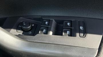 2025 Volkswagen 1.0 TSI Life Euro 6 5-door (Black) - Image: 19