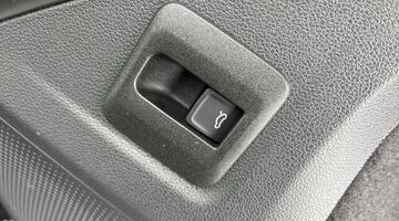 2025 Volkswagen 2.0 TDI Match DSG Euro 6 5-door (Black) - Image: 24