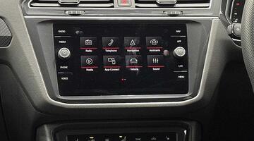 2025 Volkswagen TSI R-Line DSG Euro 6 5-door (Black) - Image: 12